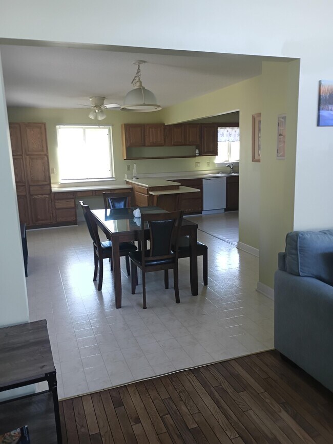 Building Photo - 111 S Oak Ct