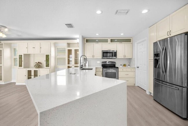 Building Photo - 1343 Lake Breeze Dr