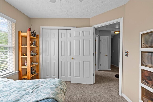 Building Photo - 38 Roxbury Ln