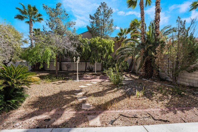 Building Photo - Luxurious Home in Gated Community