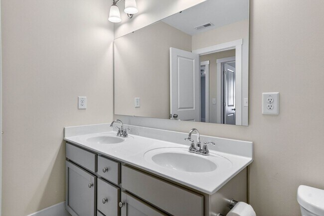Building Photo - Spacious 5-Bedroom Home in Arlington Meadows!
