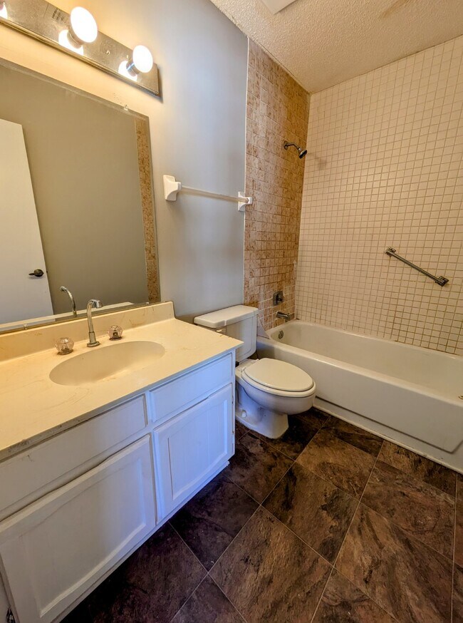 Building Photo - "NOW AVAILABLE! Spacious 3-Bedroom Townhouse Retreat with 2.5 Baths in Orange Park Awaits!"