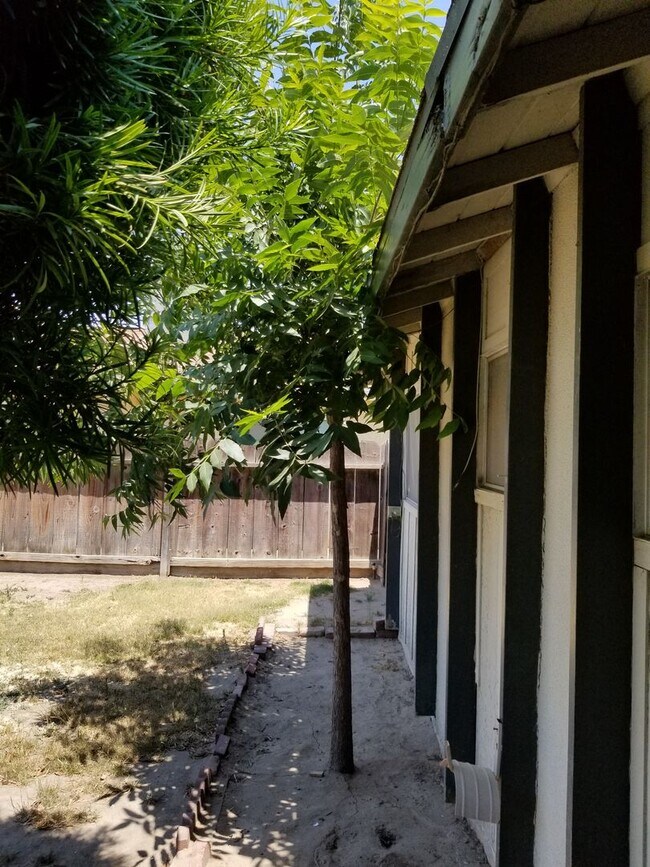 Building Photo - 3 Bedroom 2 Bathroom Home for Rent in Hanford