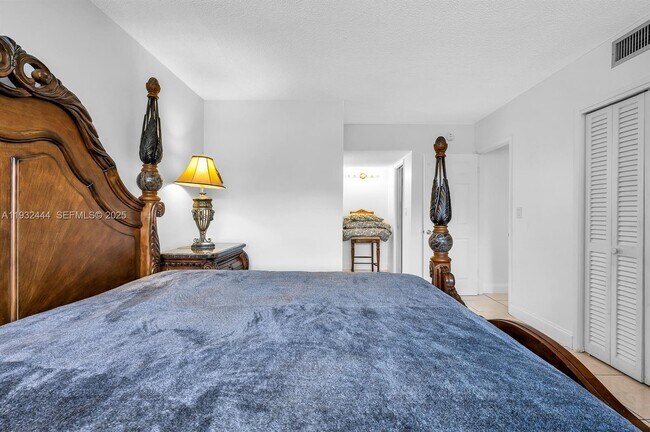 Building Photo - 2800 N Palm Aire Dr