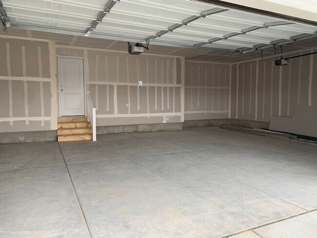 Building Photo - BEAUTIFUL LAKE POINT RAMBLER AVAILABLE July 8th!