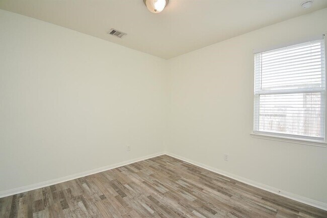 Building Photo - 22211 Weller Oaks Dr