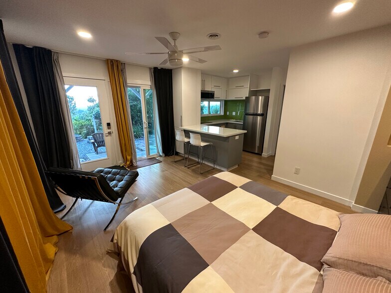 Building Photo - 4298 Avon Dr