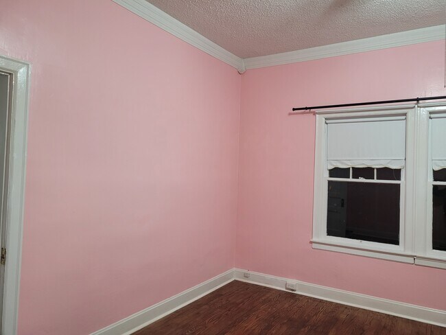 Building Photo - 1121 Elm St