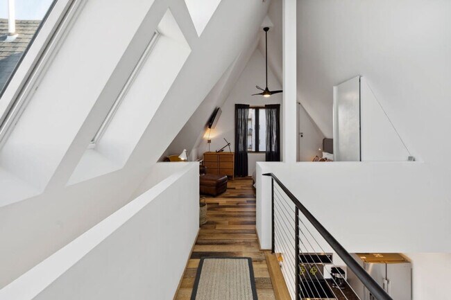 Building Photo - 10 Anchor St