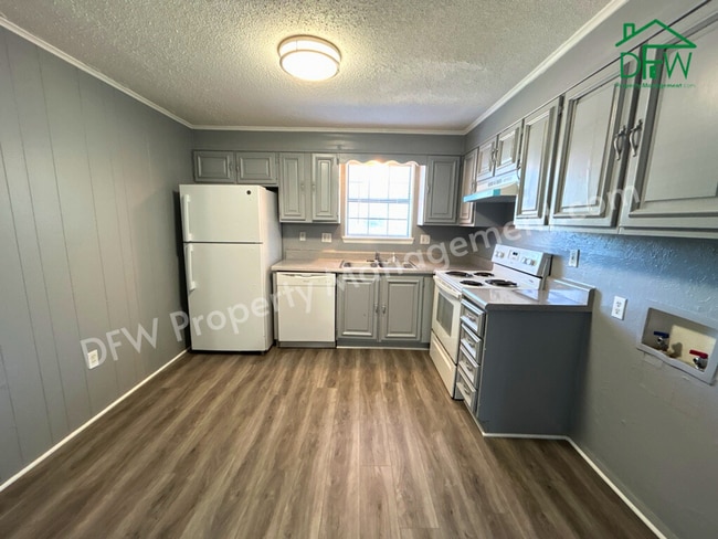 Building Photo - Charming 2-Bedroom Upstairs Apartment in Irving – Convenient Location, Fenced Yard, and More!