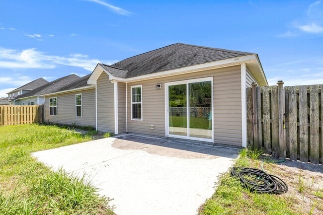 Building Photo - 3 bedroom in Sneads Ferry with Fenced Yard