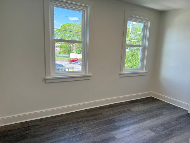 Building Photo - Beautifully Renovated 2 bedroom Tiny Home - End-of-Row Unit w/ Laundry!