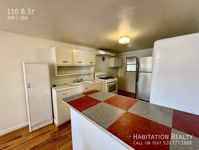 Building Photo - 110 B St