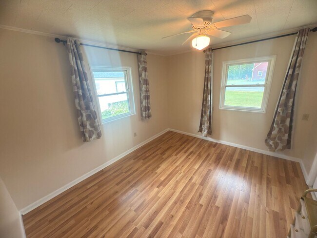 Building Photo - Charming 3-Bedroom Home + Bonus Room in Prime Niskayuna Location!