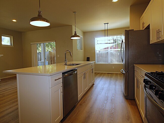 Building Photo - Modern 3x2.5 End Unit Townhome Retreat in NE Bend