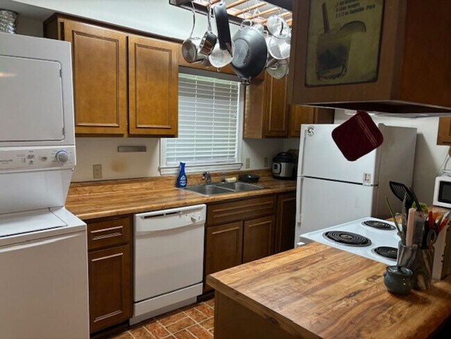 Building Photo - Fully furnished 1 bedroom 1 bath garage apartment