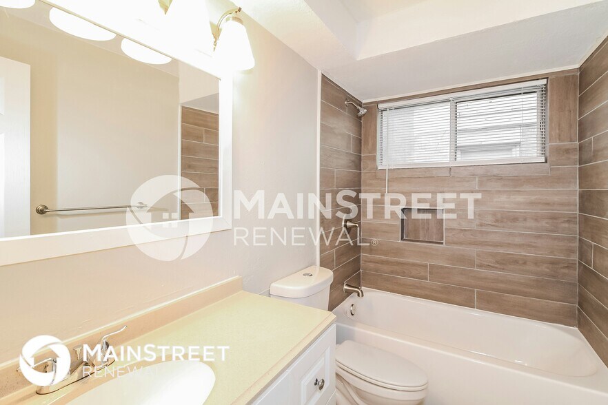 Building Photo - 5009 S Briarwood Dr