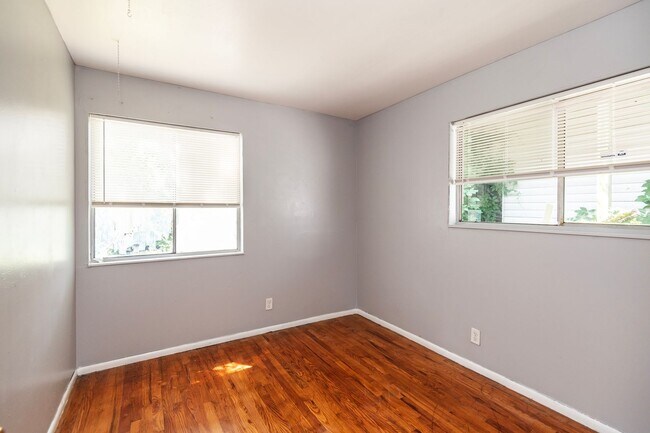 Building Photo - Spacious 4 Bed 2 Bath