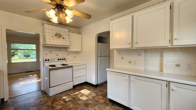 Building Photo - Beautiful University Area Home