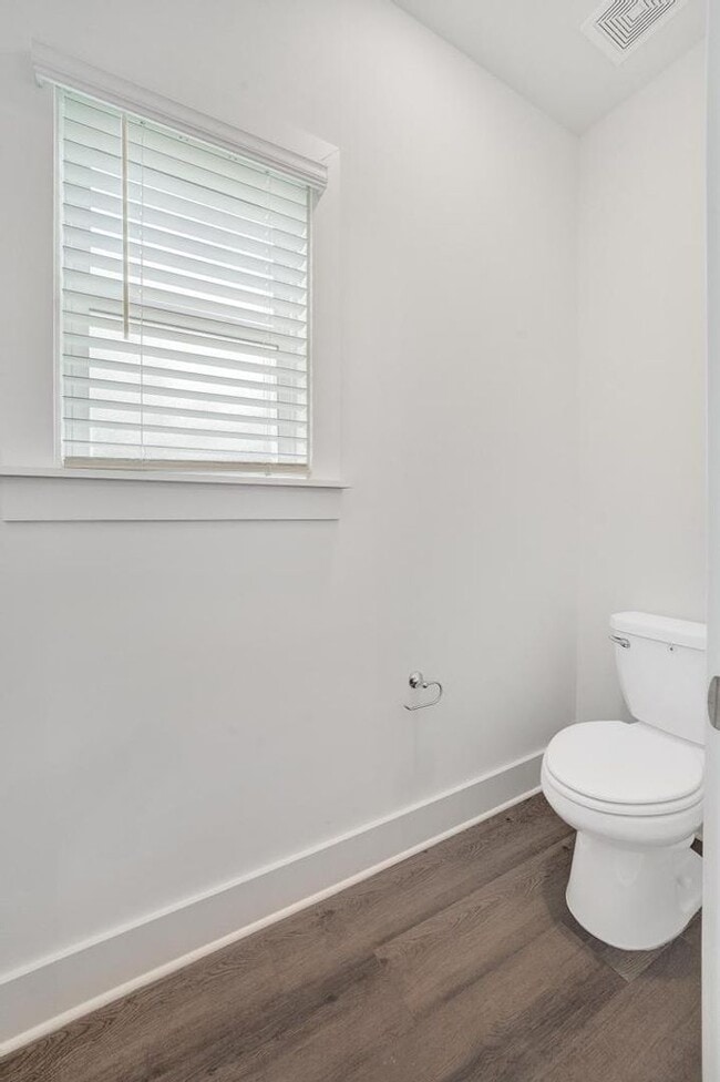Building Photo - 2 Bedroom with Bonus Office!