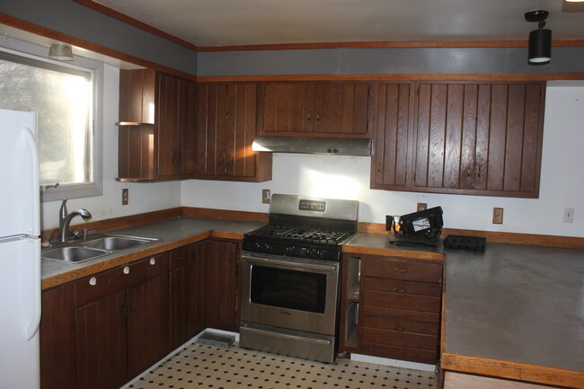 Building Photo - 1574 Coddington Rd