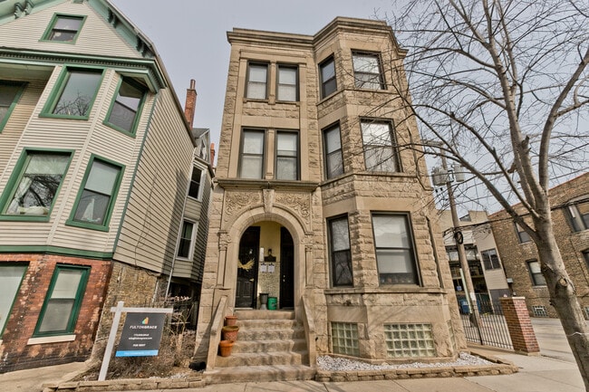 Building Photo - 1014 W Roscoe St