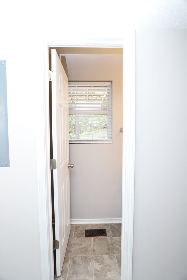 Building Photo - 1910 Lybrand St