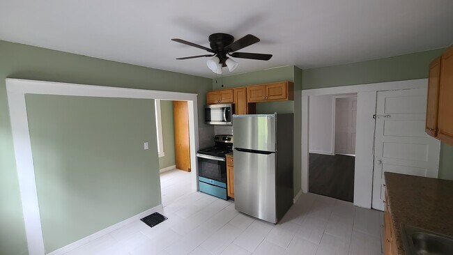 Building Photo - 197 Center St