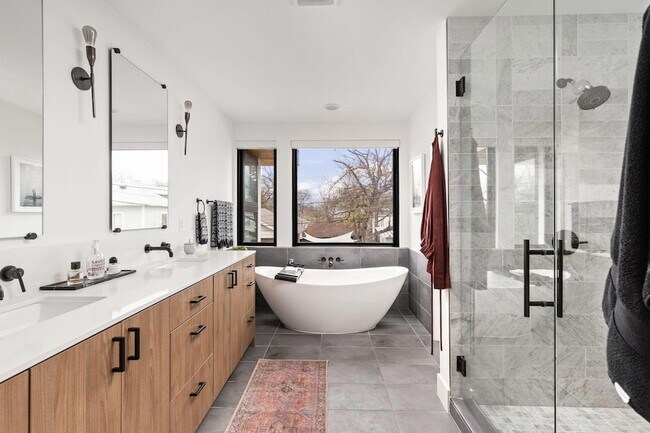 Building Photo - 1502 Waller St