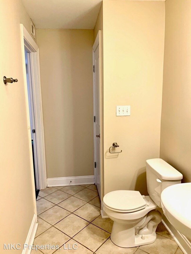 Building Photo - 722 Louisa St