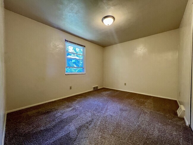 Building Photo - Townhouse in Plum with a Huge Master Bedro...