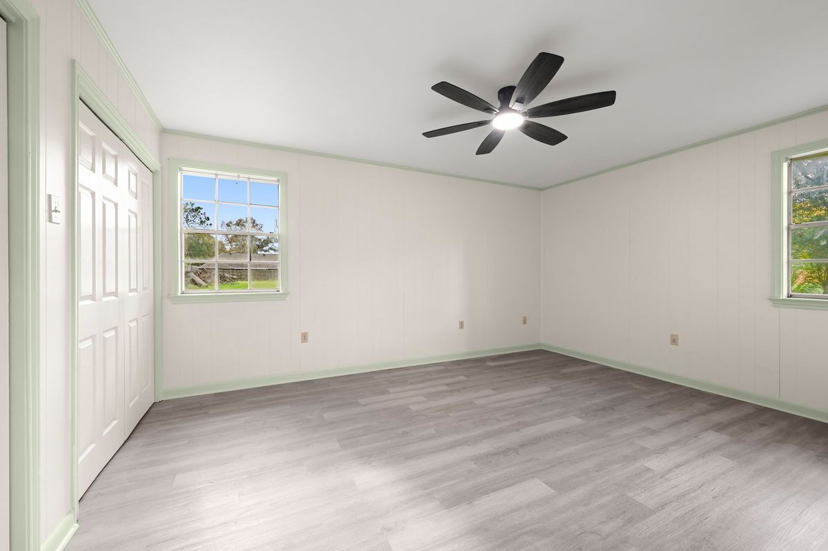 Building Photo - 9556 Fairway Dr