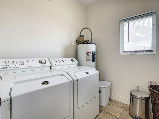 Building Photo - 631 Tahiti Ct