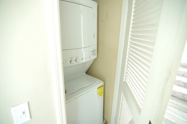 Building Photo - 2 Bedroom / 1.5 Bathroom Townhome in Madison Available Now!