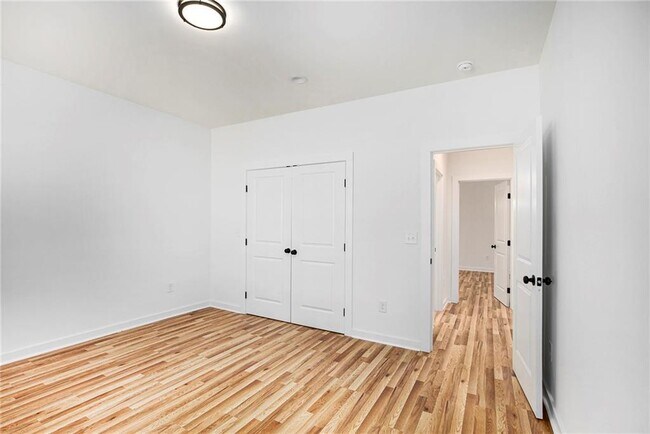 Building Photo - 3220 Sweetbriar Dr