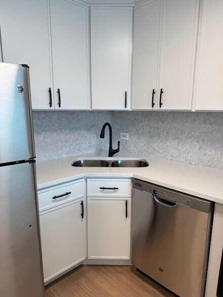 kitchen - 3930 N Pine Grove Ave