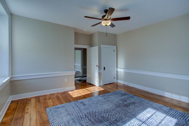 Building Photo - 796 Long Ln