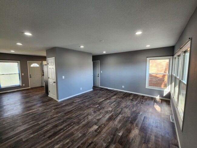 Building Photo - Remodeled 3-4 bedroom 2 bath house