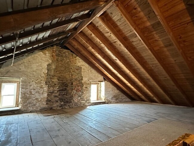 Building Photo - Four Bedroom 1.5 Bath Farm House in Hamburg