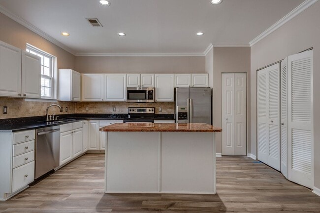 Building Photo - Beautiful Lenox Village Townhome!