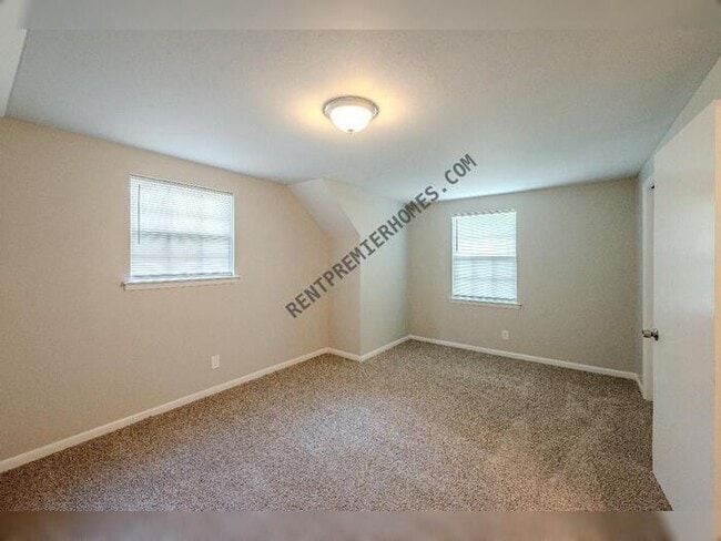 Building Photo - 6205 Chippewa Dr