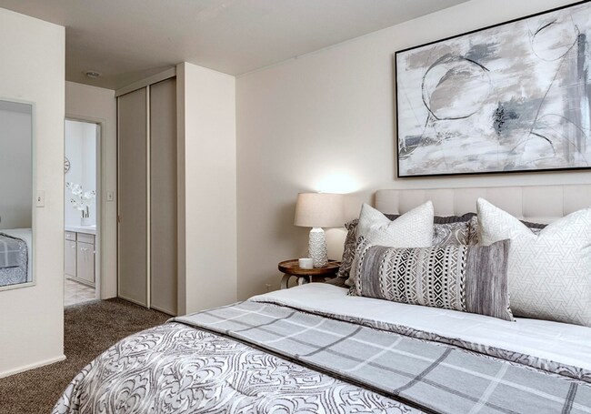 Building Photo - Downtown Bellevue 2 Bedroom 1.5 Bath 2 story Condo