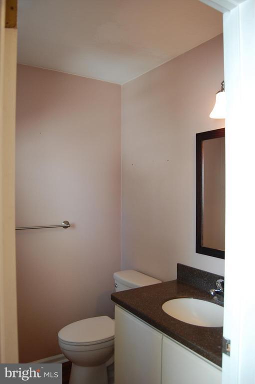 Building Photo - 131 Red Haven Dr