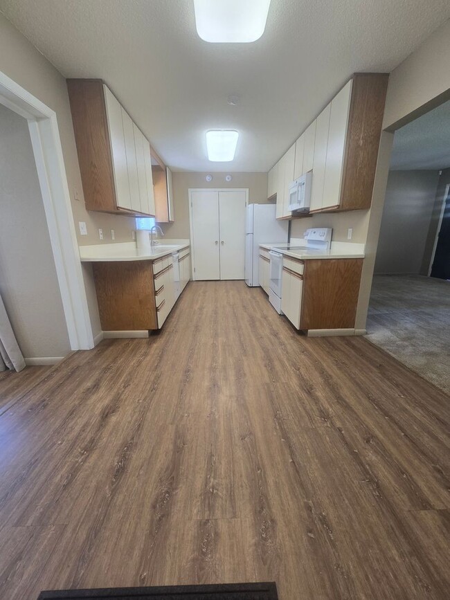 Building Photo - Rural 3 Bedroom Home in Fort Collins with Attached Garage and HUGE Yard Now Available! NO HOA!