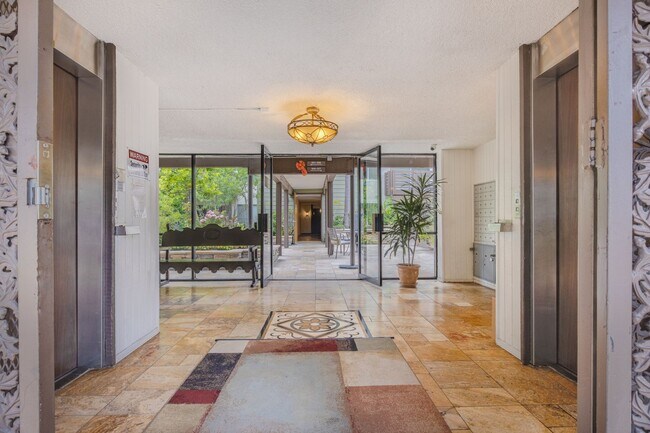 Building Photo - 1 Bedroom / 1 Bathroom Condo In Koreatown