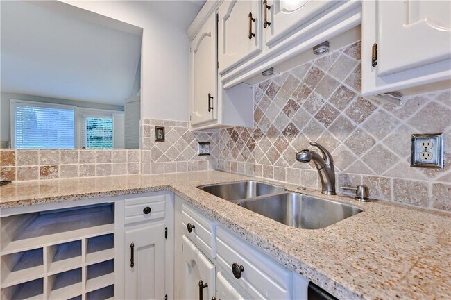 Building Photo - 2454 Drew Valley Rd NE