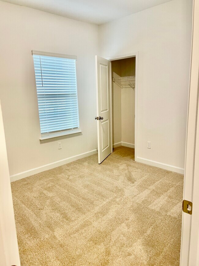 Building Photo - 1073 Lauryn Oak Lp