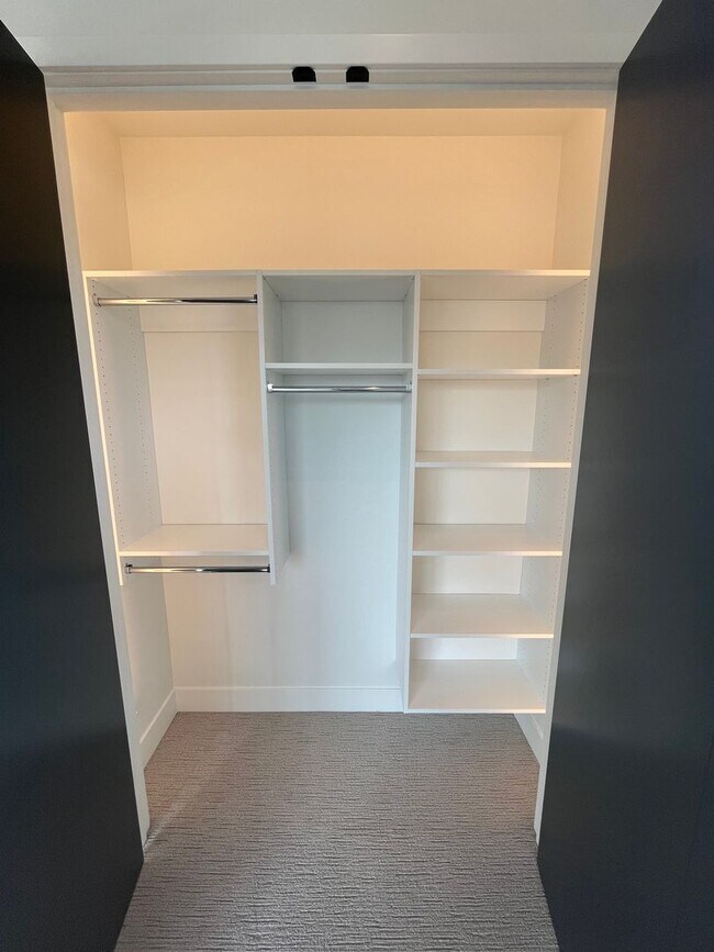 Building Photo - Like-New Townhome in the Gorgeous Terrane ...