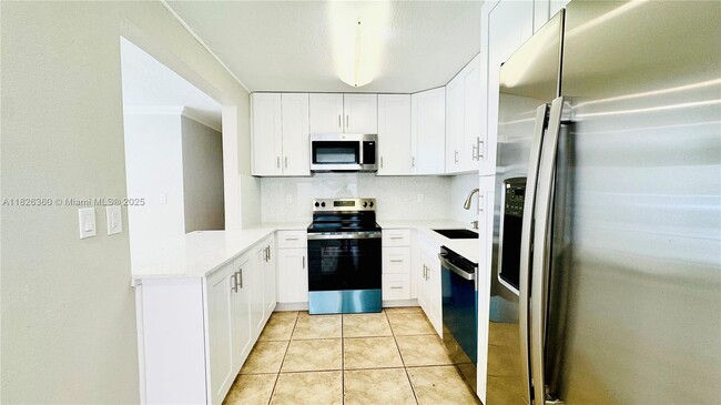 Building Photo - 531 SW 38th Terrace
