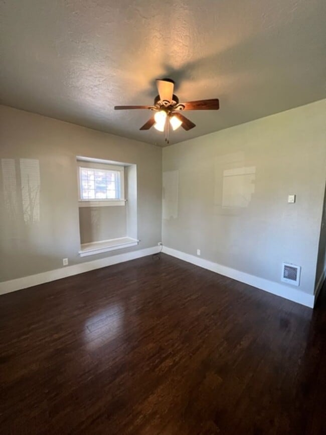 Building Photo - 3 Bedroom House on Jefferson St Near Downtown, Campus, and More!